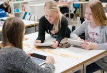 Estudiantes en una escuela en Finlandia