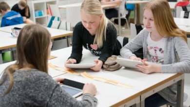 Estudiantes en una escuela en Finlandia