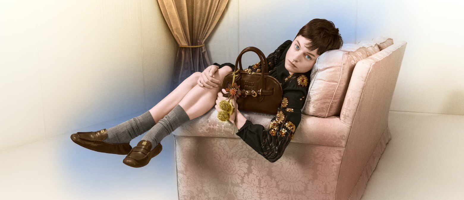 Emma Corrin campaña de Navidad Miu Miu 2024