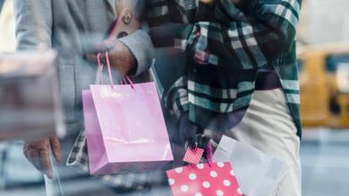 Mujeres ante un escaparate de tienda de marca premium