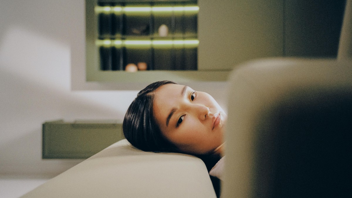 Mujer oriental en el salón de una vivienda de lujo