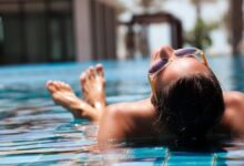Mujer en una piscina en hotel de lujo