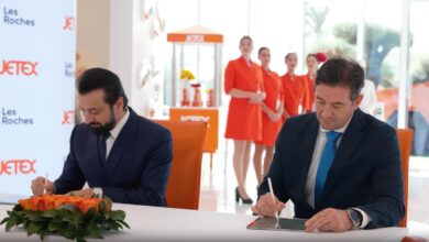 Firma del acuerdo entre Les Roches y Jetex