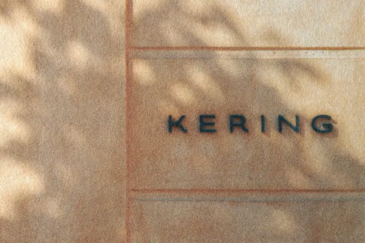 Logo de Kering en una fachada