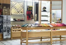 Tienda Burberry expositor de bufandas