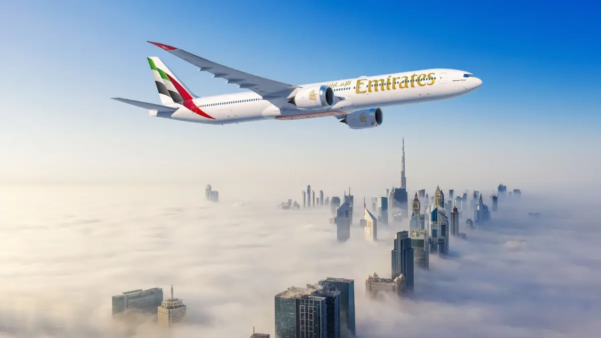Avión de Emirates sobrevolando Dubai