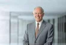 retrato de Sir Tim Clark, presidente de Emirates