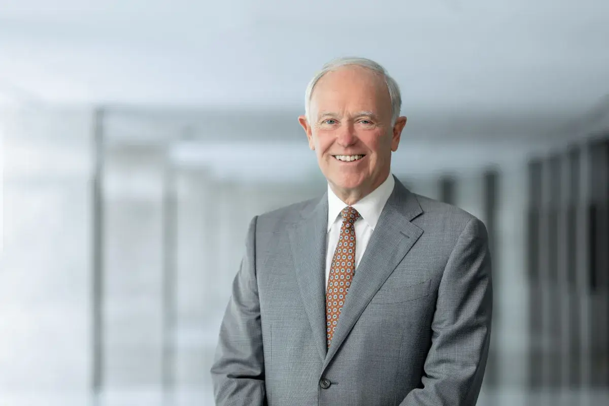 retrato de Sir Tim Clark, presidente de Emirates